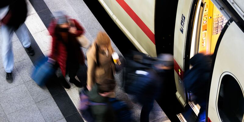 Die Tarifeinigung von Bahn und GDL bedeutet auch: Keine Warnstreiks in diesem und dem kommenden Jahr auf der Schiene. (Archivbild) - Foto: Carsten Koall/dpa