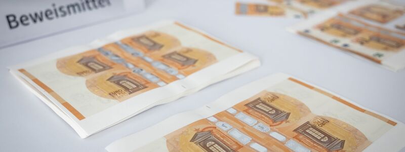 Der 50-Euro-Schein wird am häufigsten gefälscht: 33.956 Stück zählte die Bundesbank in Deutschland im Jahr 2025. Das war fast die Hälfte aller Euro-Blüten hierzulande. (Archivbild) - Foto: Daniel Karmann/dpa