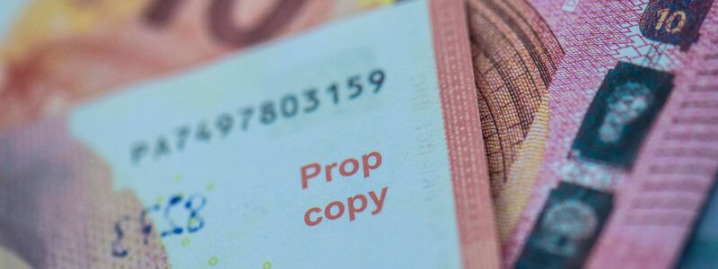 Solches Spielgeld kann man im Internet bestellen, Kriminelle nutzen das aus und versuchen, die Scheine als echte in Umlauf zu bringen. (Archivbild) - Foto: Boris Roessler/dpa