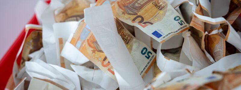 Beim Anfassen von Blüten merkt man den Unterschied zu echten Banknoten. (Archivbild) - Foto: Daniel Karmann/dpa