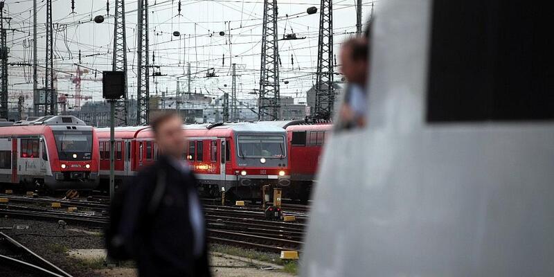 Lokführer unterhalten sich am Gleis - Foto: via dts Nachrichtenagentur