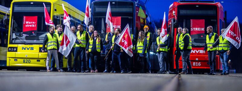 Bundesweit fallen heute und vielerorts auch morgen Busse und Bahnen aus - wegen Warnstreiks. - Foto: Jens Büttner/dpa