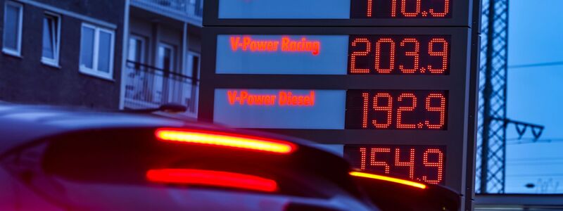 An der Tankstelle spüren Autofahrer höhere Spritpreise (Archivbild) - Foto: Oliver Berg/dpa