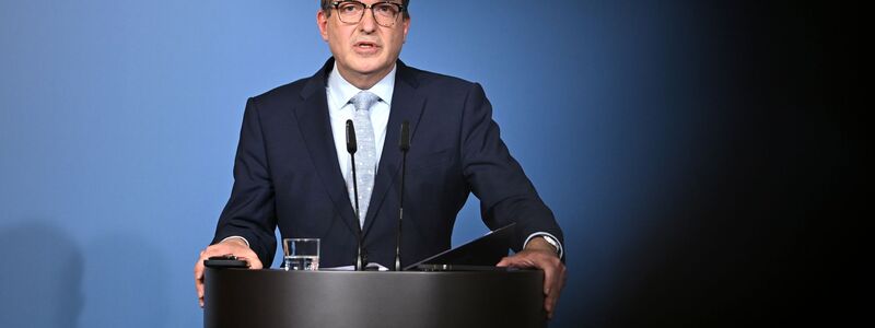 Bundesinnenminister Alexander Dobrindt (CSU) hält nichts von einem AfD-Verbotsverfahren, lässt die Partei aber weiterhin durch den Inlandsgeheimdienst beobachten.  - Foto: Elisa Schu/dpa