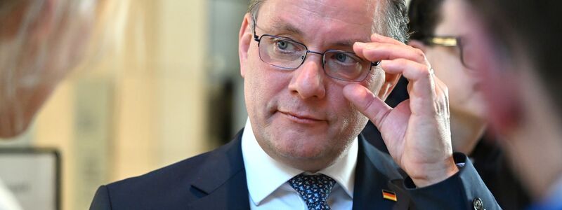 AfD-Chef Tino Chrupalla sieht einem möglichen Verbotsverfahren gegen seine Partei durch die Kölner Gerichtsentscheidung einen Riegel vorgeschoben. (Archivbild) - Foto: Elisa Schu/dpa