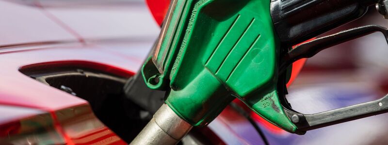 An den Tankstellen war Sprit zuletzt so teuer wie seit mehr als eineinhalb Jahren nicht mehr (Archivbild) - Foto: Christophe Gateau/dpa