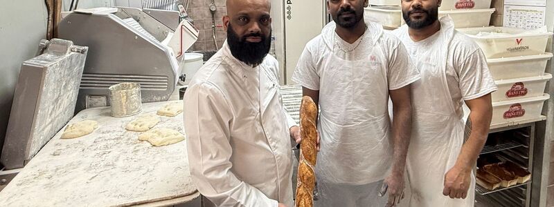 Das Team der Sieger-Bäckerei beim Pariser Baguette-Wettbewerb ist mächtig stolz. - Foto: Michael Evers/dpa