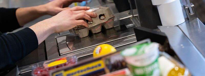 Vor allem beim täglichen Lebensmittel-Kauf spüren die Menschen in Deutschland die Inflation. - Foto: Sven Hoppe/dpa