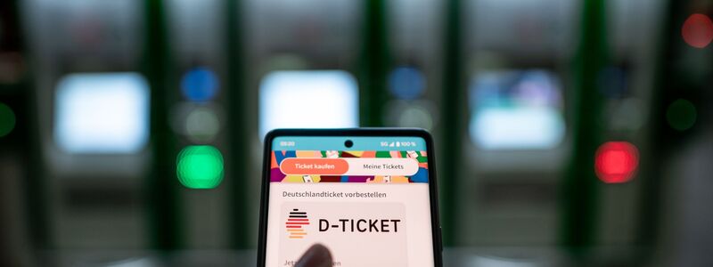 Das Deutschlandticket kostet seit Januar 63 Euro monatlich. (Symbolbild) - Foto: Fabian Strauch/dpa