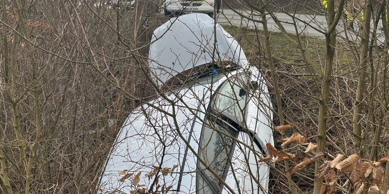 POL-HX: Ford landet im Straßengraben - Foto: presseportal.de