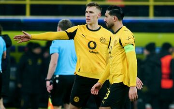 Nach vier verpassten Pflichtspielen wohl zurück in der Startelf: Dortmunds Innenverteidiger Nico Schlotterbeck (l).(Archivbild) - Foto: Bernd Thissen/dpa