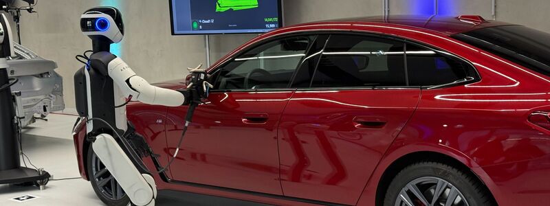 Ein Roboter wie ihn BMW in Leipzig einsetzt. - Foto: Christof Rührmair/dpa