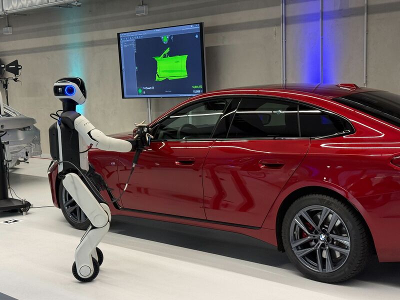 Ein Roboter wie ihn BMW in Leipzig einsetzt.  - Foto: Christof Rührmair/dpa