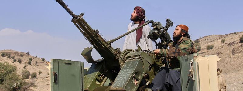 Taliban-Kämpfer griffen am Donnerstagabend pakistanische Stellungen an. - Foto: Saifullah Zahir/AP/dpa