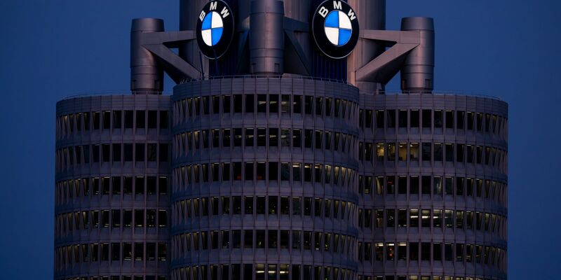 BMW ruft Hunderttausende Autos wegen Brandgefahr zurück. (Symbolbild) - Foto: Peter Kneffel/dpa