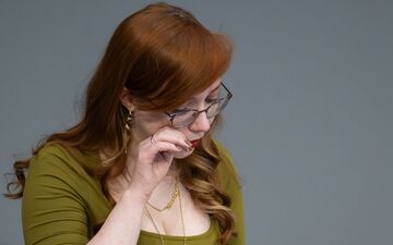 Der Linken-Abgeordneten Kathrin Gebel kamen am Rednerpult die Tränen. - Foto: Sebastian Christoph Gollnow/dpa