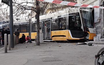 Bei dem Unglück kam ein Insasse ums Leben. Mindestens 39 wurden verletzt. - Foto: Francesco Enriquez/IPA via ZUMA Press/dpa