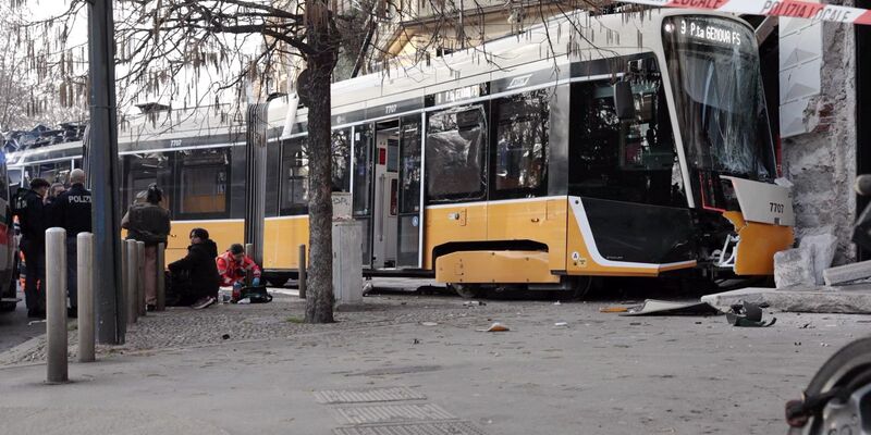 Bei dem Unglück kam ein Insasse ums Leben. Mindestens 39 wurden verletzt. - Foto: Francesco Enriquez/IPA via ZUMA Press/dpa