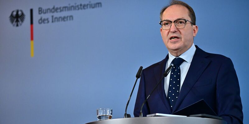 Nach dem Etappensieg der AfD vor Gericht lässt Dobrindt sein Haus ein wichtiges Gutachten nachprüfen. - Foto: Sebastian Christoph Gollnow/dpa