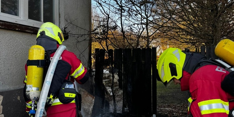 FW Wathlingen: Brennender Unrat neben einem Gebäude beschäftigt die Ortsfeuerwehren Nienhagen und Wathlingen - Foto: presseportal.de