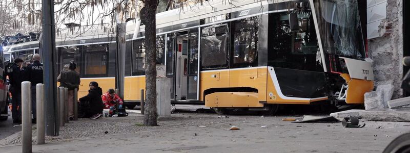 Die Tram soll erst seit wenigen Monaten im Einsatz gewesen sein. - Foto: Francesco Enriquez/IPA via ZUMA Press/dpa