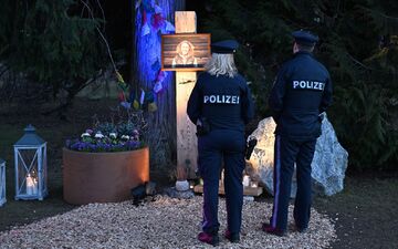 Im Partenkirchener Kurpark erinnert ein Gedenkort an die Ex-Biathletin. - Foto: Felix Hörhager/dpa