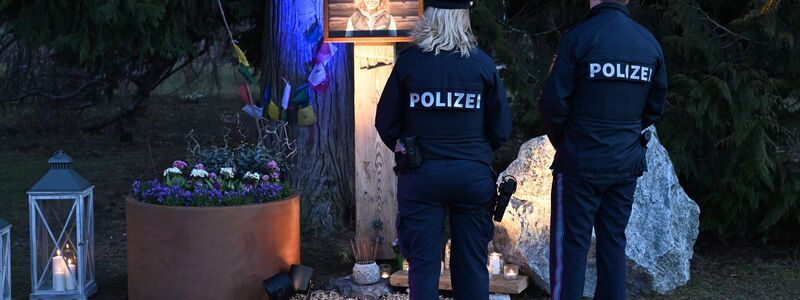 Im Partenkirchener Kurpark erinnert ein Gedenkort an die Ex-Biathletin.  - Foto: Felix Hörhager/dpa