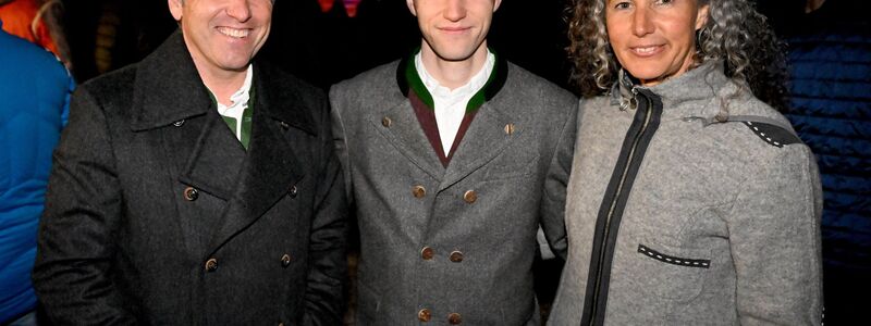 Die Familie von Laura Dahlmeier ist zu der feierlichen Veranstaltung gekommen.   - Foto: Felix Hörhager/dpa