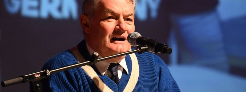 Michael Maurer, Präsident des Skiclubs Partenkirchen, würdigt Laura Dahlmeier.   - Foto: Felix Hörhager/dpa
