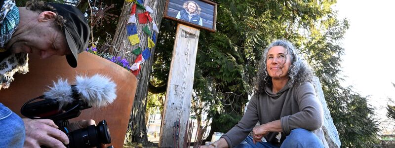 Laura Dahlmeiers Mutter an der Gedenkstätte in dem Park, der jetzt Laura Dahlmeier Park heißt.  - Foto: Felix Hörhager/dpa