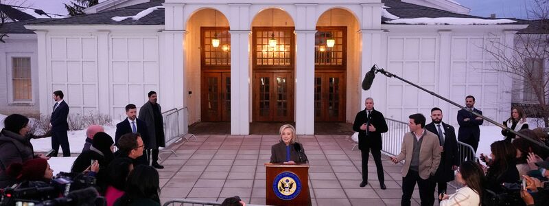 Sie habe Epstein nie getroffen, sagt die ehemalige Außenministerin Hillary Clinton nach ihrer Befragung vor Journalisten.  - Foto: Yuki Iwamura/AP/dpa