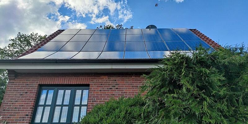 Solarzellen auf Hausdach (Archiv) - Foto: via dts Nachrichtenagentur