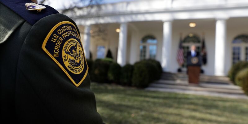 Nach dem ungeklärten Tod eines Migranten in Buffalo sieht sich das Heimatschutzministerium erneuter Kritik ausgesetzt. - Foto: Evan Vucci/AP/dpa