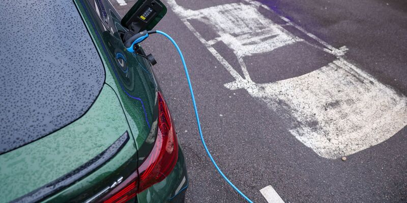 Die Rabatte auf Elektroautos reagieren bisher kaum auf die neue Prämie. (Archivbild) - Foto: Jan Woitas/dpa