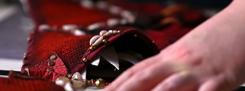 Der Stoff wird extra eingefärbt, um ihn benutzt aussehen zu lassen.  - Foto: Jennifer Brückner/dpa