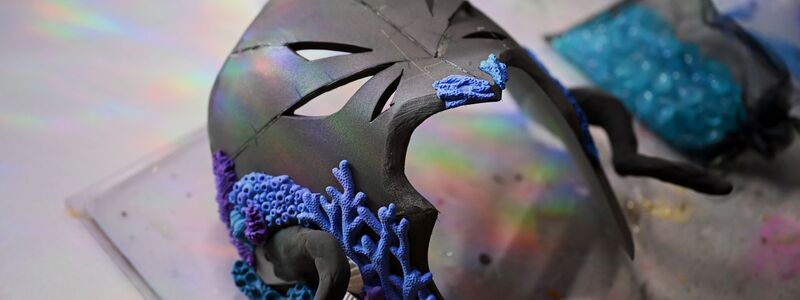 Neben ihrem aktuellen Kostüm arbeitet sie an einer Maske aus Foam Clay.  - Foto: Jennifer Brückner/dpa