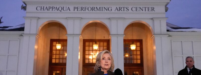 Hillary Clinton trat nach ihrer Befragung vor die Presse, Bill Clinton nach seiner nicht.  - Foto: Yuki Iwamura/AP/dpa