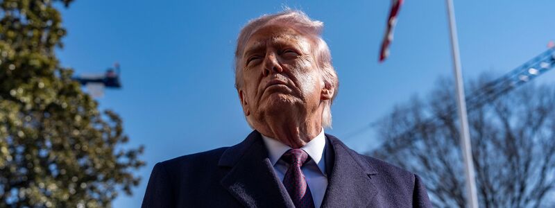 Äußert sein Bedauern über die Befragung von Ex-Präsident Clinton - der aktuelle Präsident Trump.  - Foto: Alex Brandon/AP/dpa