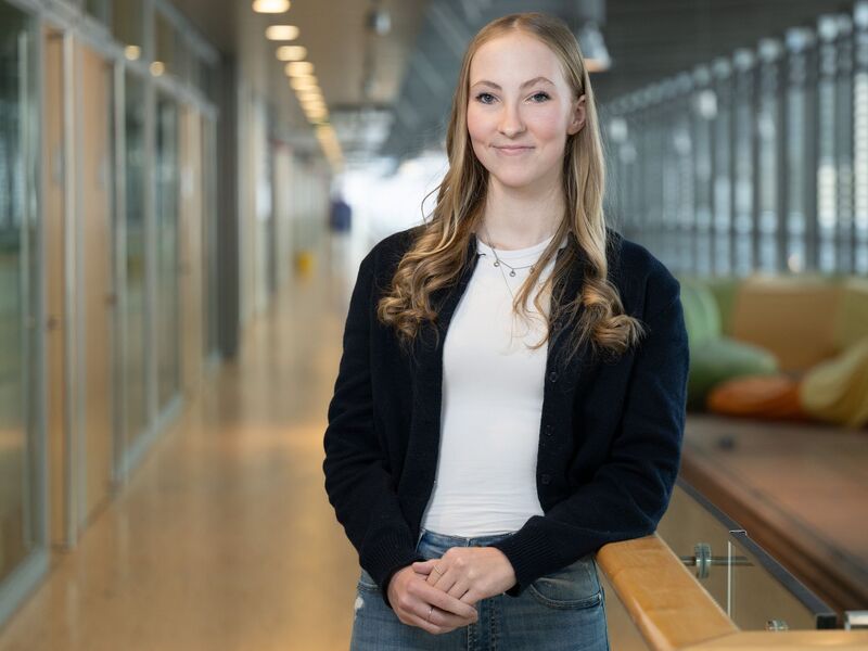 Die 20 Jahre alte Lilly Hiebenthal aus Sachsen leidet an einer äußert seltenen Immunkrankheit. - Foto: Sebastian Kahnert/dpa