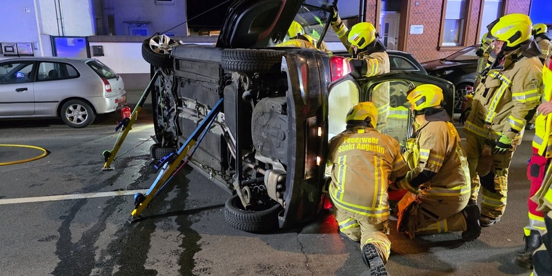 FW Sankt Augustin: Freiwillige Feuerwehr befreit Fahrerin aus Unfallfahrzeug - Foto: presseportal.de