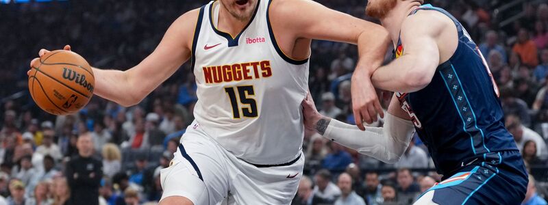 Schenkten sich in einer hitzigen Partie nichts: Nikola Jokic (l) und Isaiah Hartenstein. - Foto: Kyle Phillips/AP/dpa