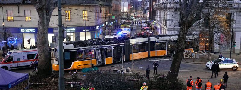 Die voll besetzte Straßenbahn war an einer Kreuzung entgleist, sie kam erst im Eingangsbereich eines Restaurants zum Stehen. - Foto: Luca Bruno/AP/dpa