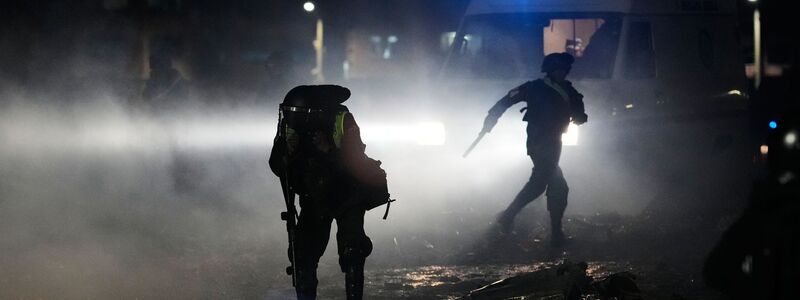 Am Unglücksort kommt es zu Plünderungsversuchen. - Foto: Juan Karita/AP/dpa