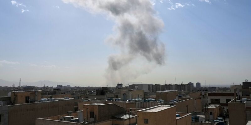 In Irans Hauptstadt gab es mehrere Explosionen. - Foto: Vahid Salemi/AP/dpa