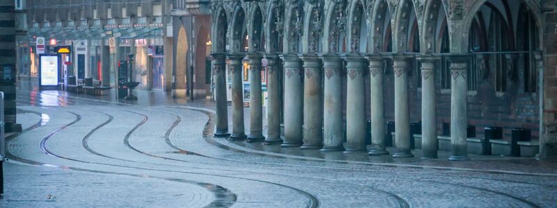 Keine Straßenbahn weit und breit - am Morgen vor dem Bremer Rathaus. - Foto: Focke Strangmann/dpa
