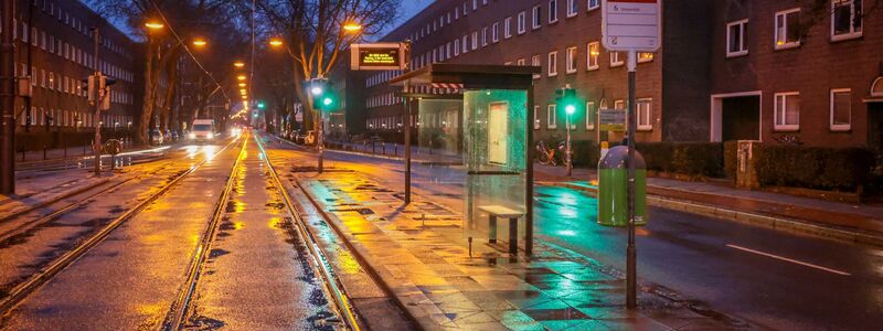 Keine Tram, keine Fahrgäste an der Haltestelle. - Foto: Focke Strangmann/dpa