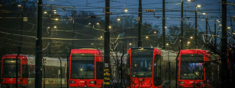 Stehen statt fahren - Straßenbahnen am Samstagmorgen in einem Depot in Bremen. - Foto: Focke Strangmann/dpa