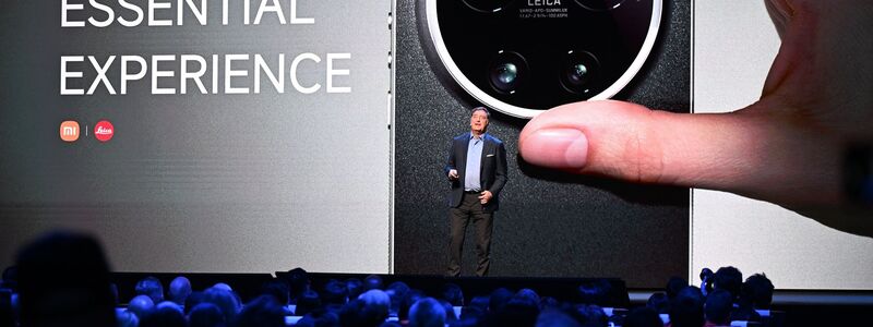Leica-Chef Matthias Harsch bewirbt das neue Smartphone seiner Firma auf der Bühne. - Foto: Wolf von Dewitz/dpa