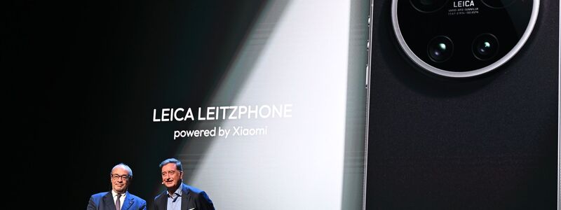 Nach der Präsentation bekamen Leica-Chef Matthias Harsch (rechts) und der Aufsichtsratsvorsitzende Andreas Kaufmann viel Applaus. - Foto: Wolf von Dewitz/dpa