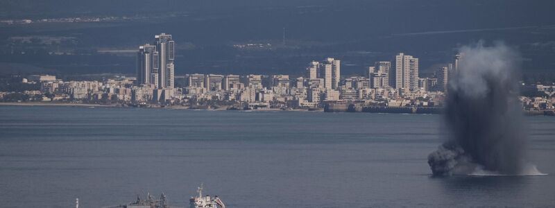 Blick auf die Bucht von Haifa, wo ein Geschoss explodiert. - Foto: Leo Correa/AP/dpa